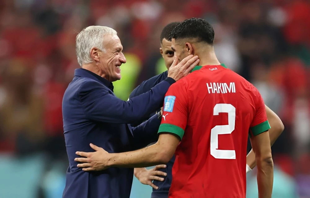 Deschamps aux côtés d'Hakimi lors de la demi-finale du Mondial 2022.