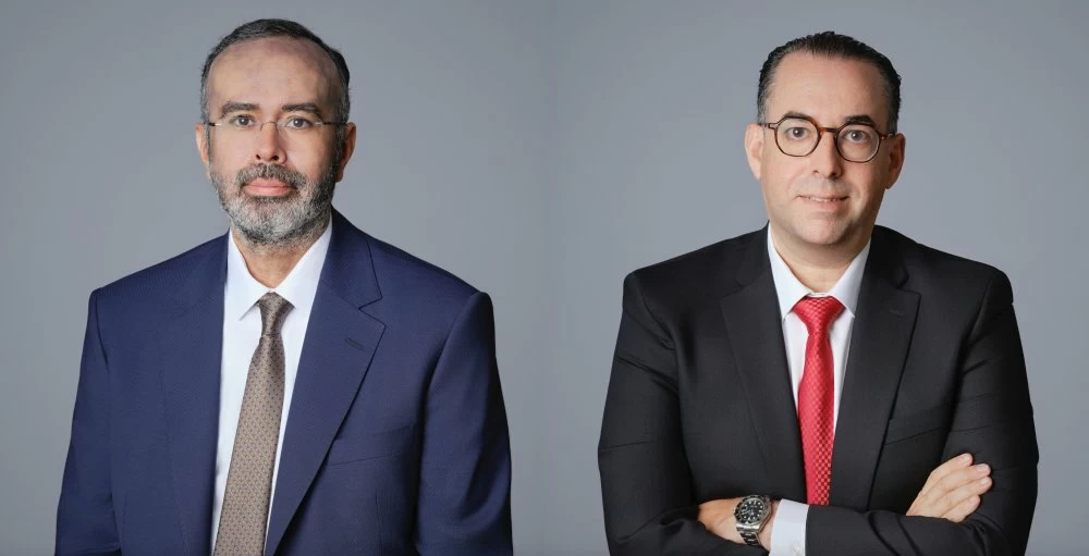 De gauche à droite: Badr Eddine Aboussoror - Directeur Exécutif Sales & Développement Marché, et Badreddine Idrissi Sbai - Directeur Exécutif Financier.