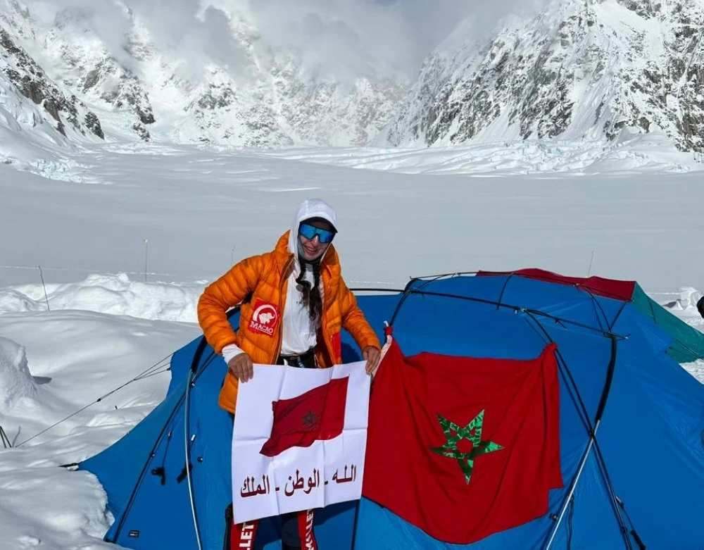 Hind Zemmama défie le froid de l’Alaska et hisse le drapeau marocain au sommet du Denali