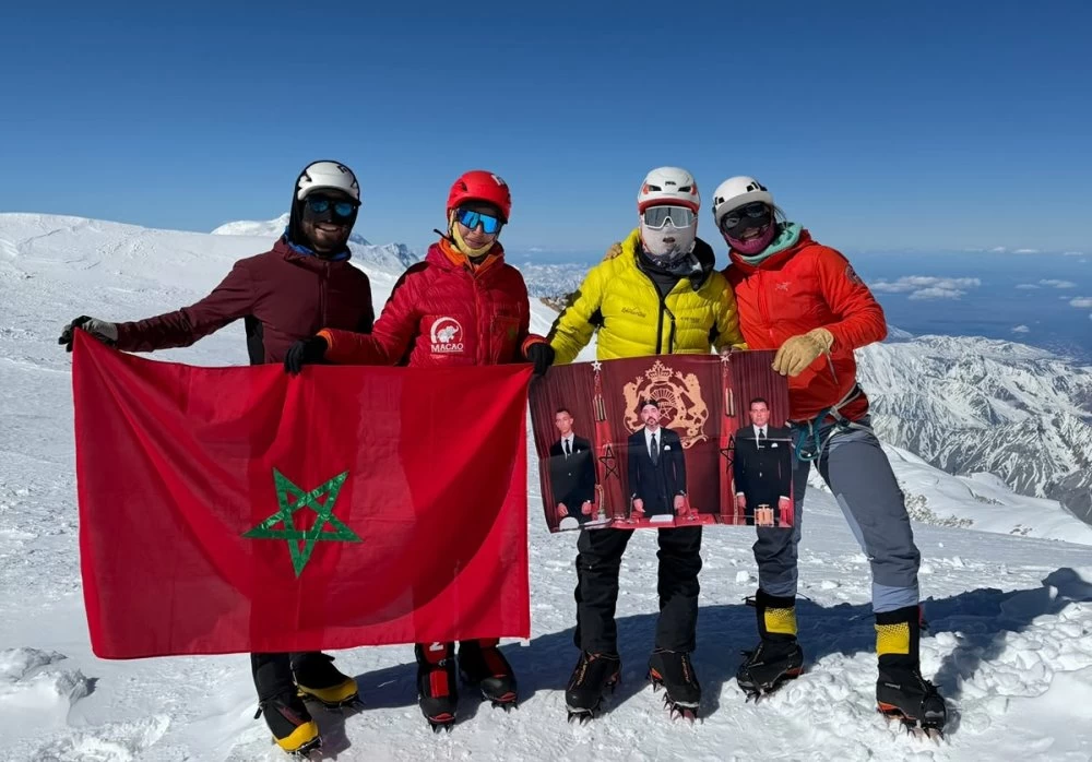 Hind Zemmama défie le froid de l’Alaska et hisse le drapeau marocain au sommet du Denali