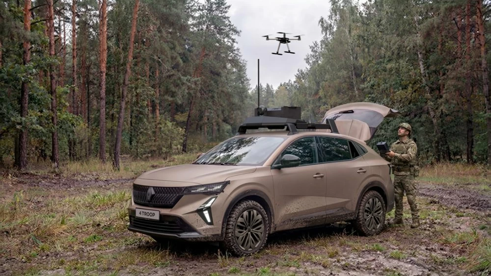 Le 4 TROOP associe une plateforme Renault aux solutions de connectivité de Thales.