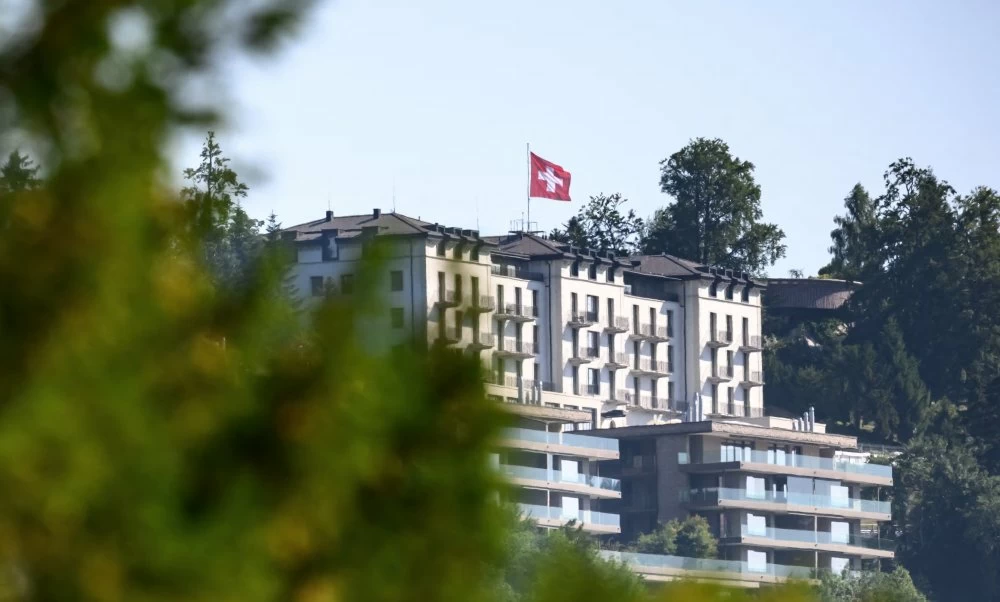 Les discussions entre les Etats-Unis et l'Iran pour trouver une paix durable au Moyen-Orient doivent débuter dimanche matin à l'hôtel de luxe de Bürgenstock en Suisse. Ph : AFP