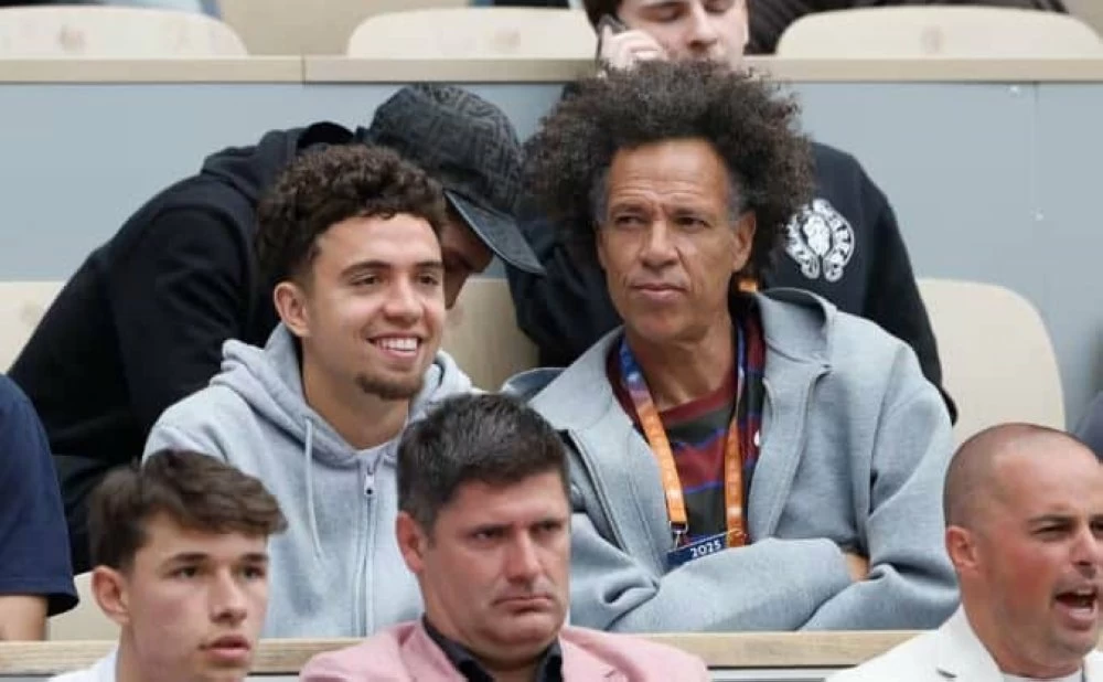 Neil El Aynaoui aux côtés de son père Younes.