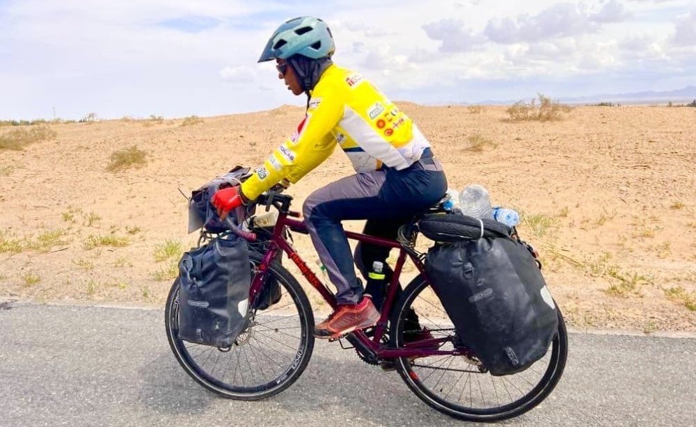 Karim Mosta completes a 5,800-km bicycle crossing of the United States