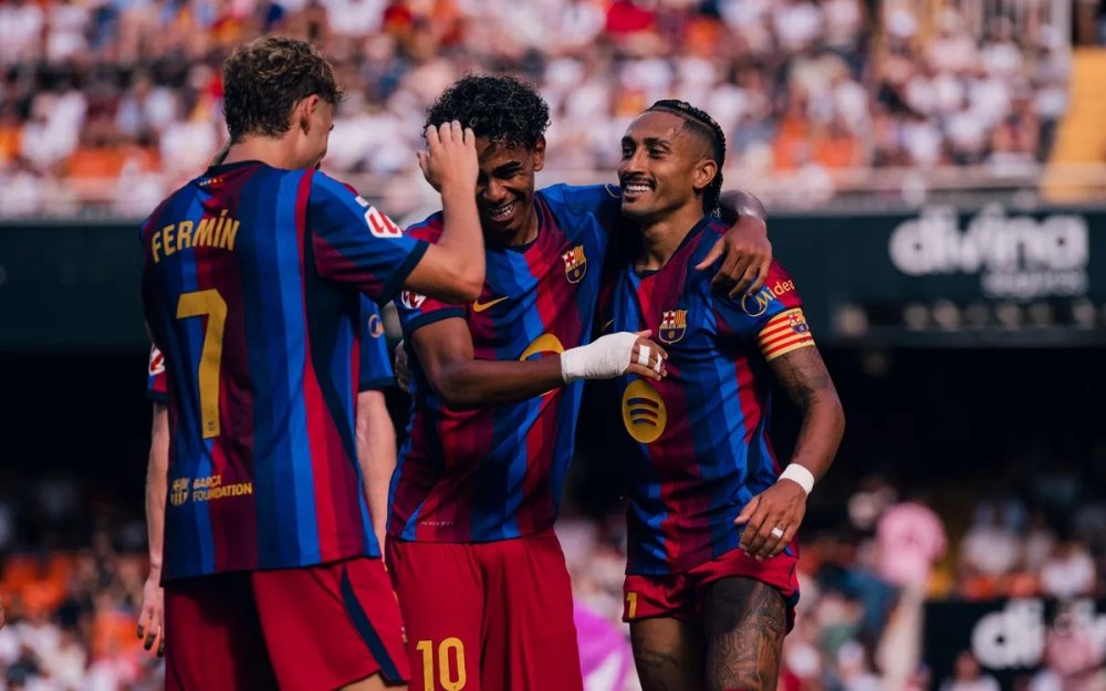 Barcelona beat Valencia 5-0 to go top of La Liga